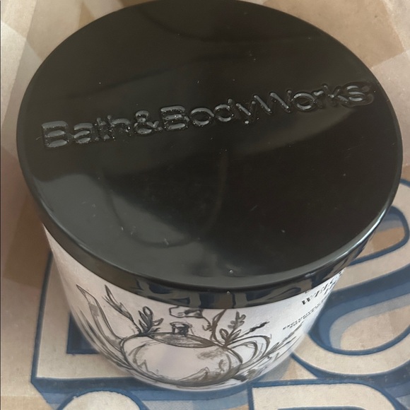 Bath Body Works Welcome Home 3-Wick Candle NEW - Picture 5 of 5